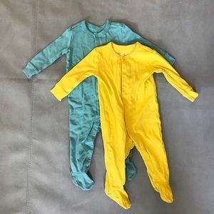 2 Primary.com snap footies in sunshine and pool